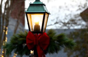 A lampost in Reykjavík at Christmas time wrapped in a red bow